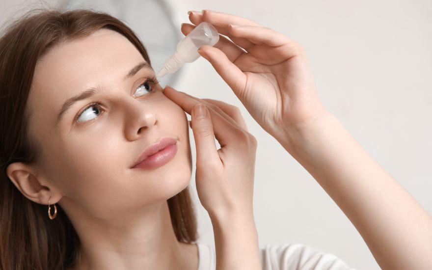 Dùng nước mắt nhân tạo là giải pháp y khoa giúp cấp ẩm và làm dịu cơn khô rát nhãn cầu.