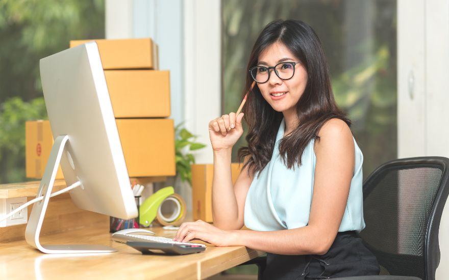 Hướng tầm nhìn ra các mảng cây xanh sau mỗi giờ làm việc giúp cơ mắt được thư giãn và phục hồi.