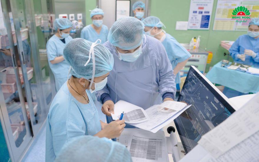 Trung tâm Mắt Hồng Ngọc quy tụ đội ngũ chuyên gia Nhãn khoa đầu ngành cùng hệ thống thiết bị phẫu thuật và chẩn đoán tối tân bậc nhất.
