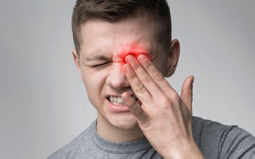 Đau nhức mắt dữ dội đi kèm suy giảm thị lực đột ngột là dấu hiệu cảnh báo các biến chứng nguy hiểm cần cấp cứu khẩn cấp.
