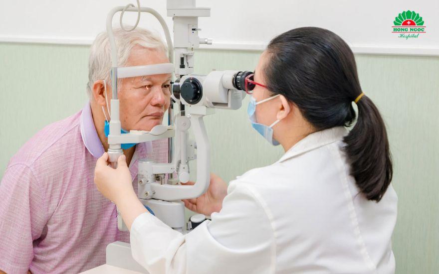 Người bệnh cần tái khám theo đúng lịch hẹn của bác sĩ nhằm kiểm tra tình trạng sau mổ và phát hiện sớm các rủi ro.