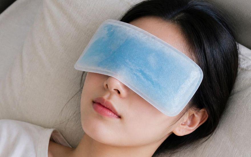 Việc chườm lạnh và vệ sinh bằng nước muối sinh lý là cách trị đau mắt đỏ giúp hỗ trợ người bệnh giảm cảm giác sưng tấy, khó chịu.
