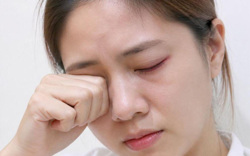 Người bệnh tuyệt đối không được dùng tay dụi mắt để tránh làm xước giác mạc và khiến tình trạng viêm nặng hơn.