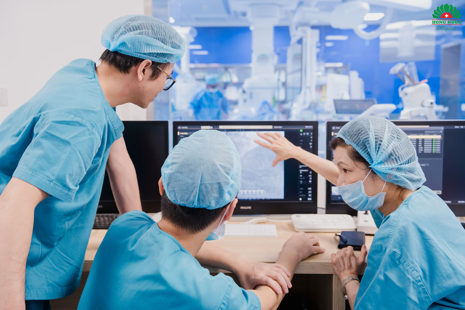 Prof Chen conducting a case consultation with the Hong Ngoc clinical team prior to the intervention