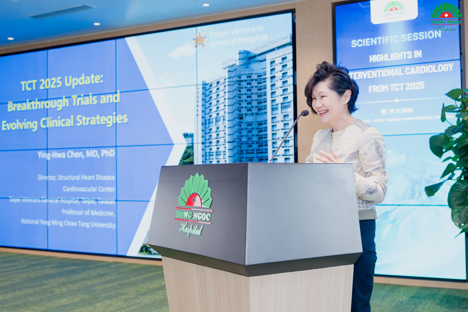 Prof Ying Hwa Chen MD PhD presenting at Hong Ngoc General Hospital
