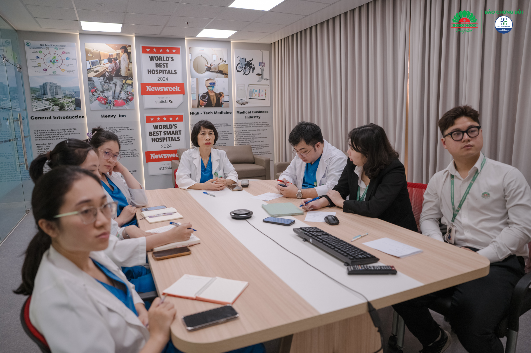Đội ngũ bác sĩ Ung bướu nhanh chóng tiến hành hội chẩn khẩn cấp để đưa ra&nbsp; hướng xử trí kịp thời.