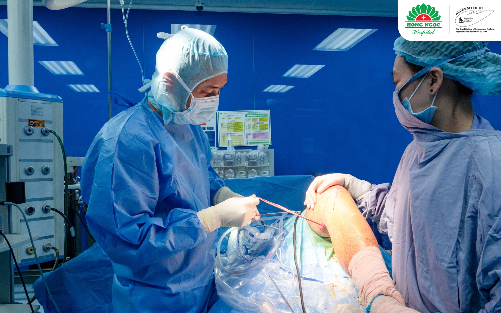 TS.BS Lê Quang Huy phẫu thuật cho bệnh nhân đứt dây chằng chéo