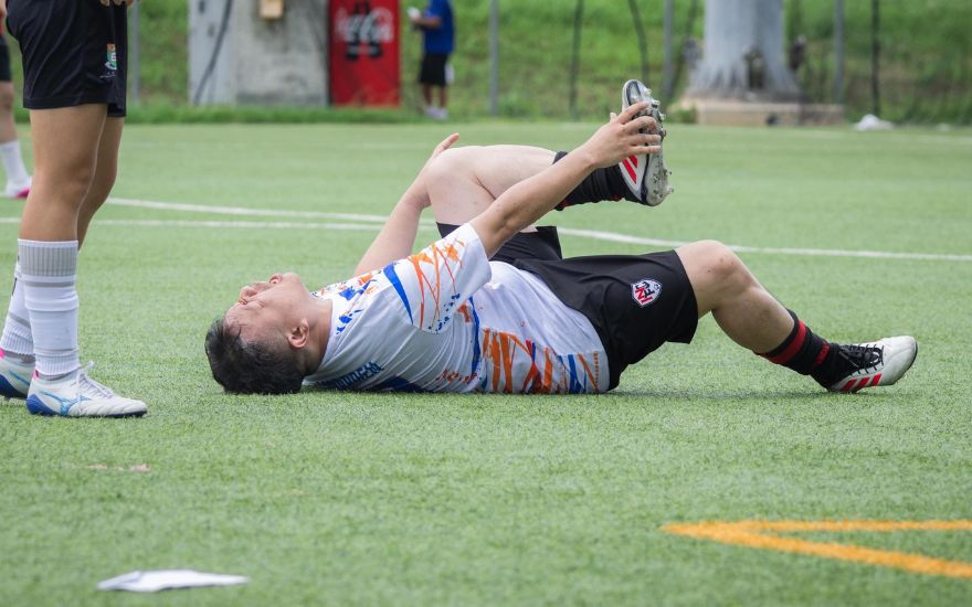 dung-thi-dau-va-so-cuu-dung-khi-bong-gan-co-chan.jpg Stop playing and provide appropriate first aid for an ankle sprain.