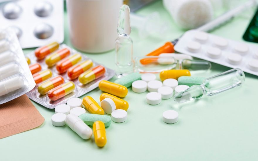 Bệnh suy giáp được điều trị chính bằng thuốc thay thế hormone tuyến giáp, nhằm bổ sung lượng hormone còn thiếu