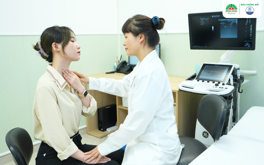 Tái khám theo đúng chỉ định của bác sĩ hoặc khám ngay khi có dấu hiệu bất thường để nâng cao hiệu quả điều trị đốt sóng cao tần tuyến giáp