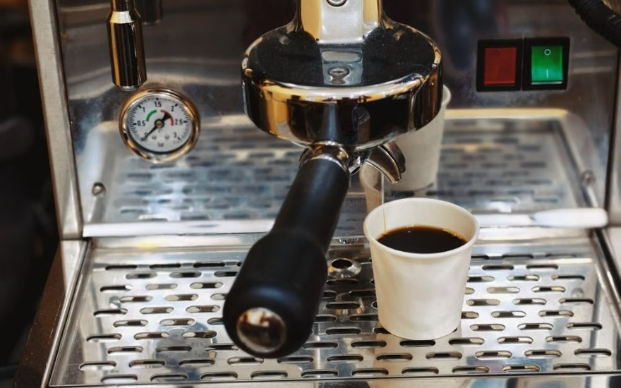 Người bị cường giáp cũng nên hạn chế cả đồ uống chứa caffein, cồn, nicotin ảnh hưởng không tốt đến sức khỏe
