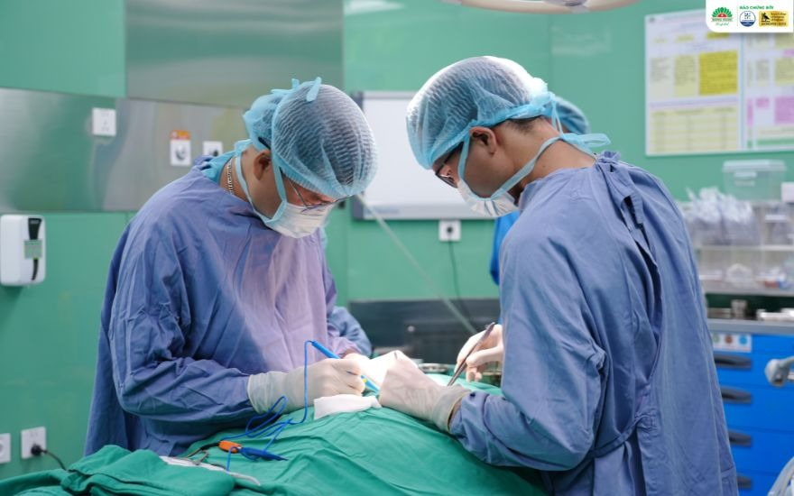 Phẫu thuật gần như là bước đầu tiên và quan trọng nhất trong hầu hết các ca điều trị ung thư tuyến giáp