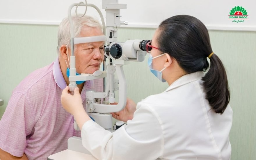 Can thiệp phẫu thuật thay thủy tinh thể là giải pháp y khoa triệt để giúp khôi phục ánh sáng cho đôi mắt người cao tuổi