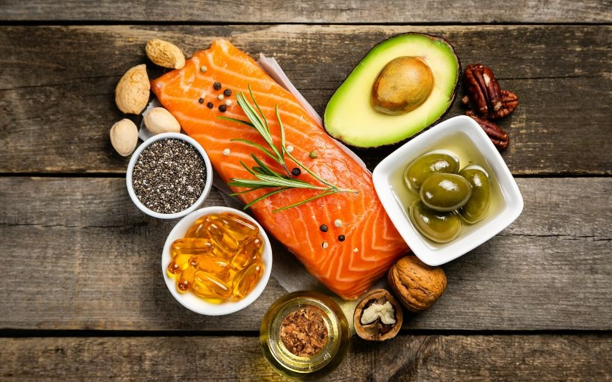 Omega-3 từ cá béo cùng Lutein từ rau lá xanh giúp tăng cường chức năng võng mạc và giảm khô mỏi mắt