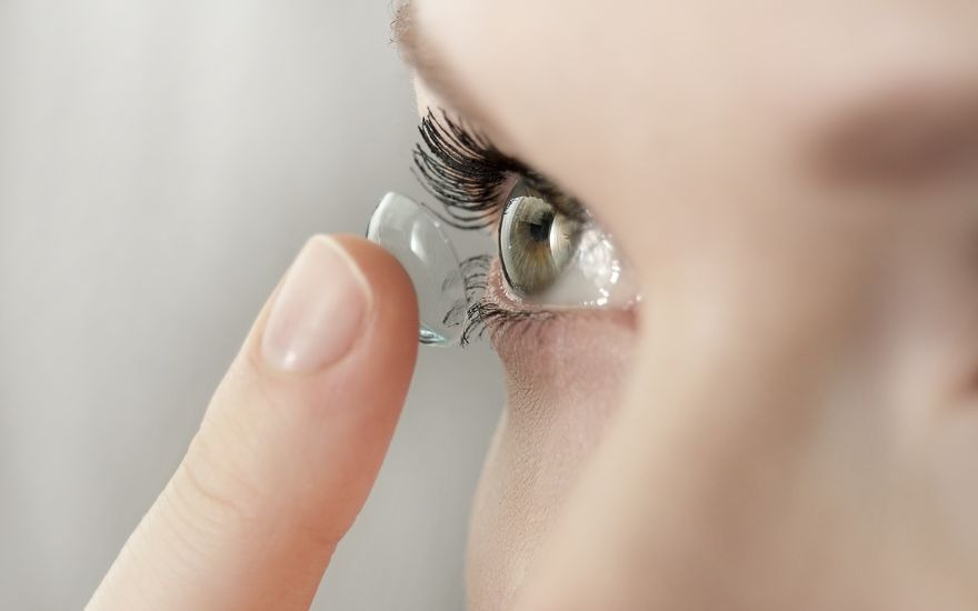 Kính Ortho-K nhẹ nhàng định hình lại giác mạc trong lúc ngủ, mang lại tầm nhìn sắc nét cho trẻ vào ban ngày