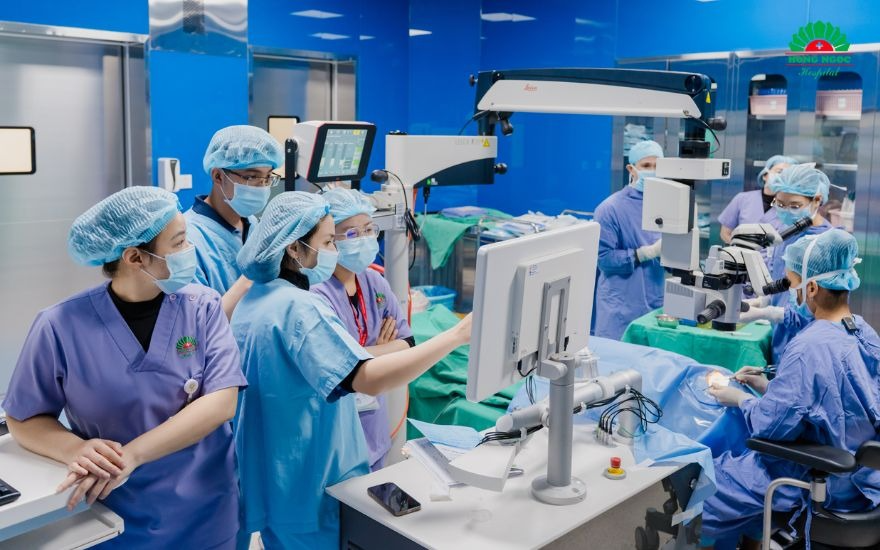 Bệnh nhân cần cấp cứu nhãn khoa khẩn cấp nếu mắt bị mờ đi kèm triệu chứng đau nhức dữ dội, chớp sáng hoặc nhìn đôi.