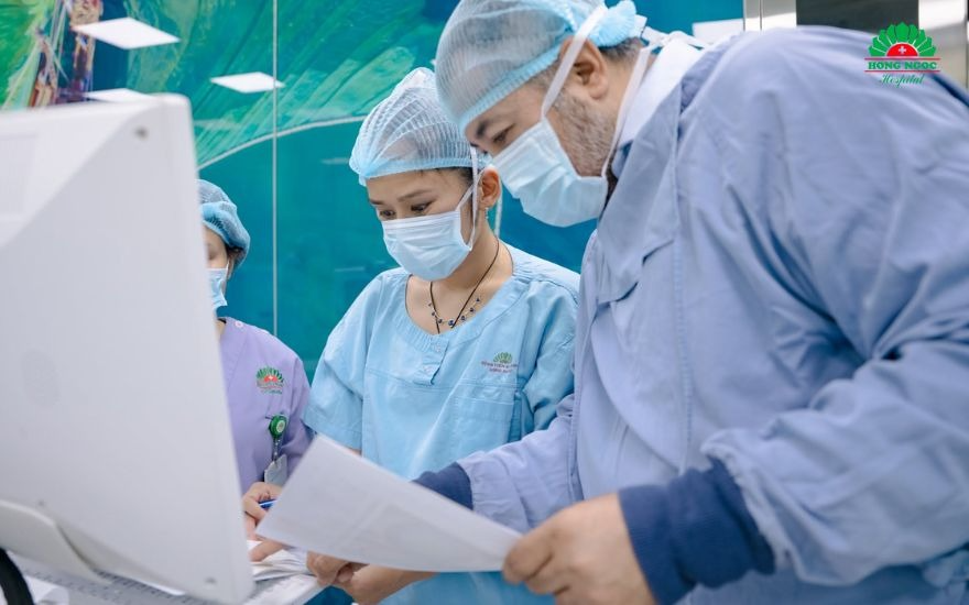 Trung tâm Mắt Hồng Ngọc ứng dụng hệ thống chẩn đoán hiện đại giúp xác định chính xác nguyên nhân gây mắt lồi.