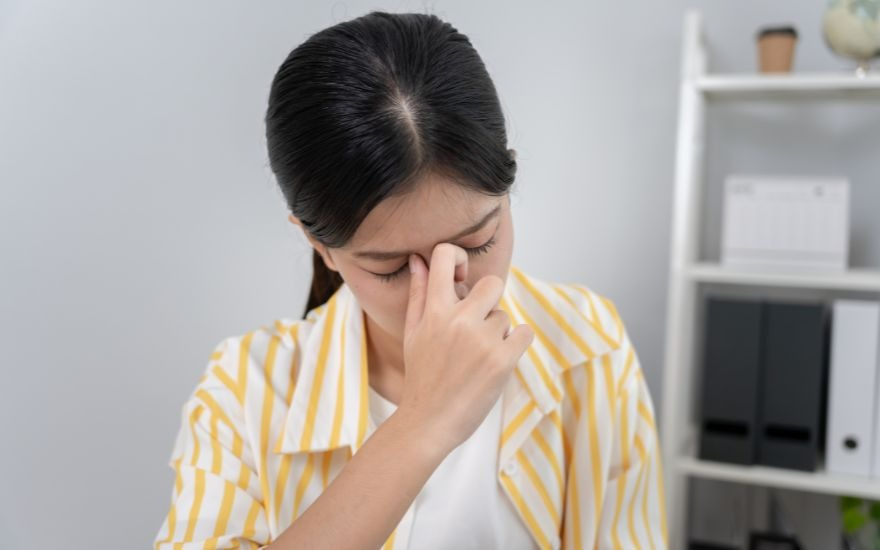 Tình trạng uể oải kèm nhìn mờ là hệ quả của việc sụt giảm tuần hoàn máu lên não và sự quá tải của hệ thống cơ điều tiết nhãn cầu.