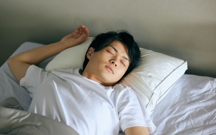 Ở mức độ sinh lý nhẹ, người bệnh chỉ cần nghỉ ngơi đủ giấc, chườm ấm và điều chỉnh thói quen làm việc để thị lực tự phục hồi.