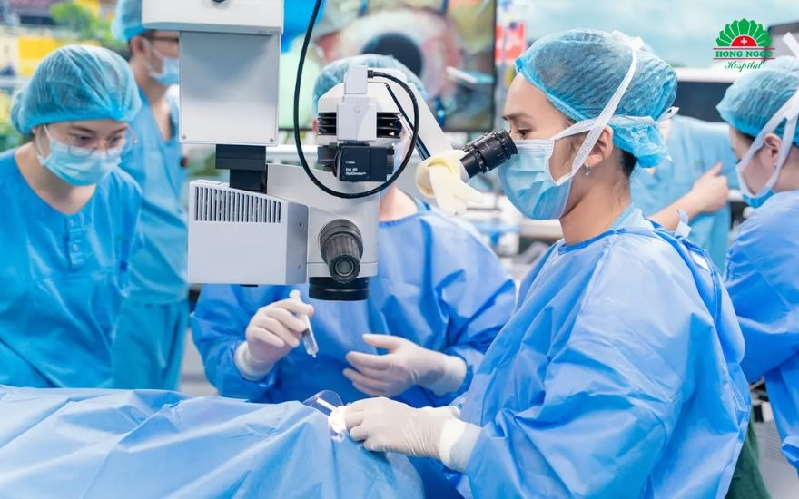 Các ca phẫu thuật ghép giác mạc tại Trung tâm Mắt Hồng Ngọc được thực hiện trong hệ thống phòng mổ vô khuẩn tiêu chuẩn quốc tế.