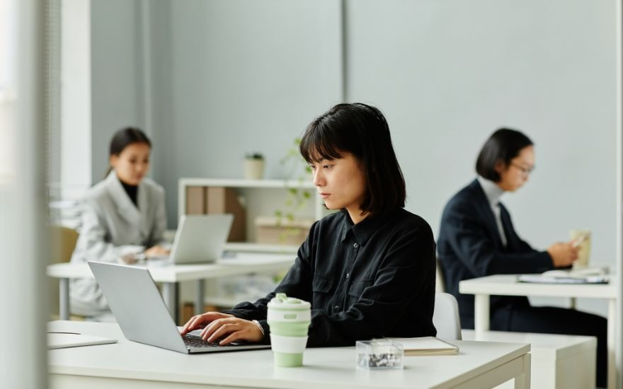 Việc nhìn máy tính nhiều giờ liên tục không trực tiếp gây cận thị nhưng làm tăng rủi ro mắc chứng cận thị giả.