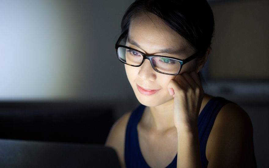 Độ chói và độ tương phản kém trên màn hình buộc mắt phải căng ra điều tiết liên tục gây nhức mỏi.
