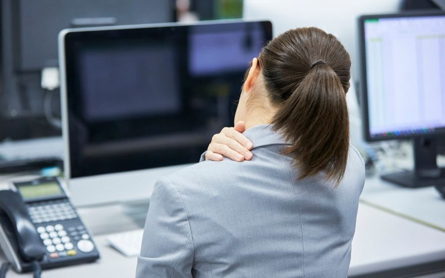 Đau mỏi cổ, vai gáy và nhức đầu thường xuyên xuất hiện cùng với tình trạng căng thẳng mắt.