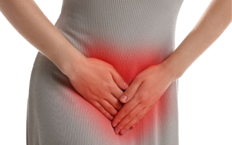Ngứa rát vùng kín dai dẳng là một trong những dấu hiệu điển hình khi bị viêm phụ khoa.