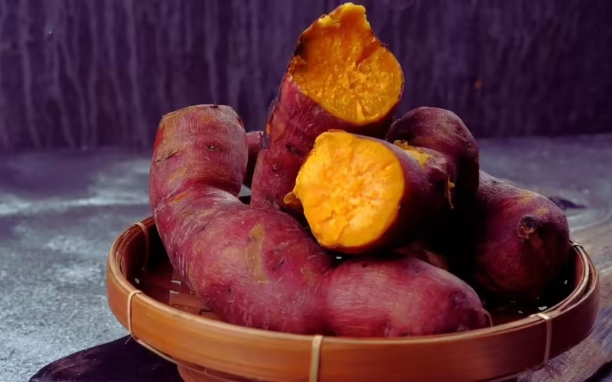Khoai lang chứa nhiều vitamin A cao sẽ giúp niêm mạc, mô âm đạo khỏe mạnh và ngăn ngừa nhiễm trùng để hỗ trợ giảm viêm âm đạo hiệu quả 