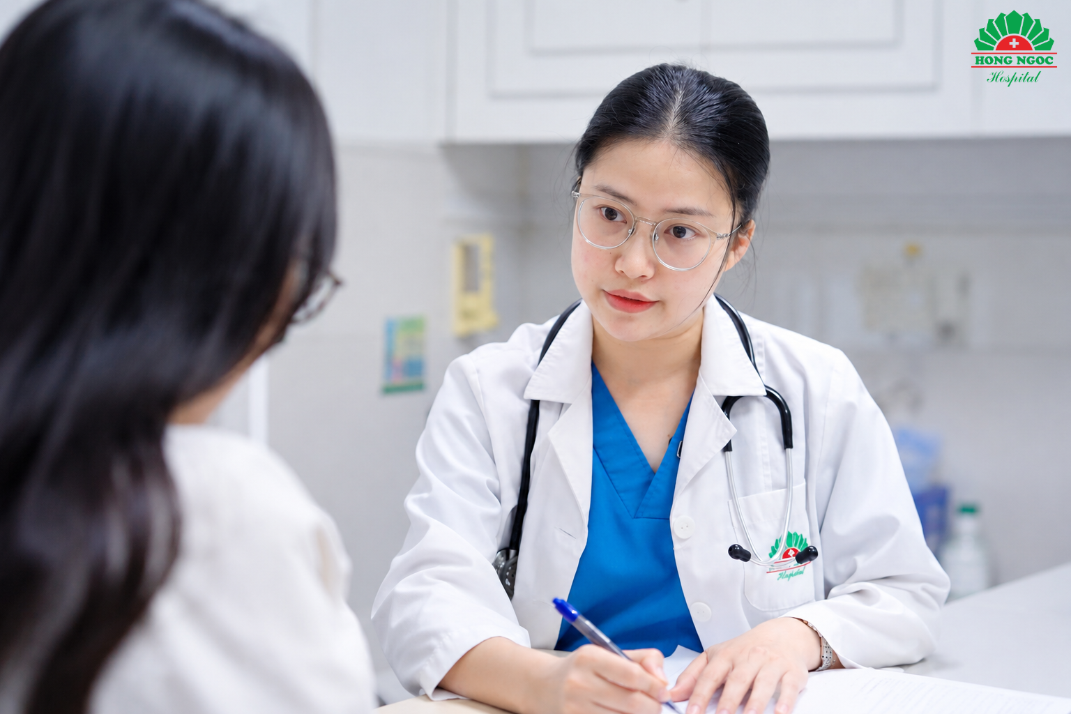 ThS.BS Vũ Thanh Huyền có nhiều năm kinh nghiệm lâm sàng trong thăm khám và điều trị ung thư. 