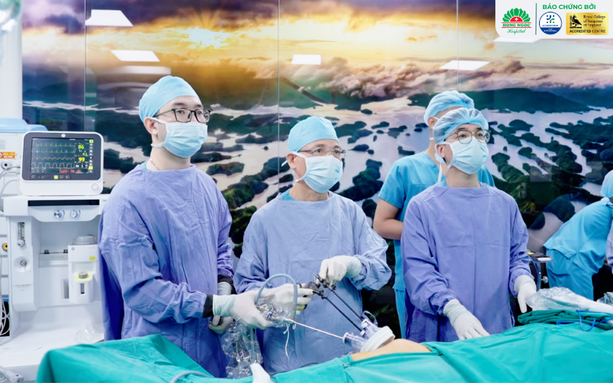 Transumbilical single-incision laparoscopic appendectomy is routinely performed at Hong Ngoc General Hospital.