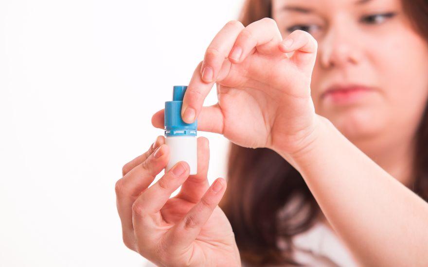 Việc sử dụng thuốc kháng sinh cho mắt bắt buộc phải có sự đánh giá và chỉ định trực tiếp từ bác sĩ chuyên khoa dựa trên các dấu hiệu nhiễm khuẩn rõ ràng.