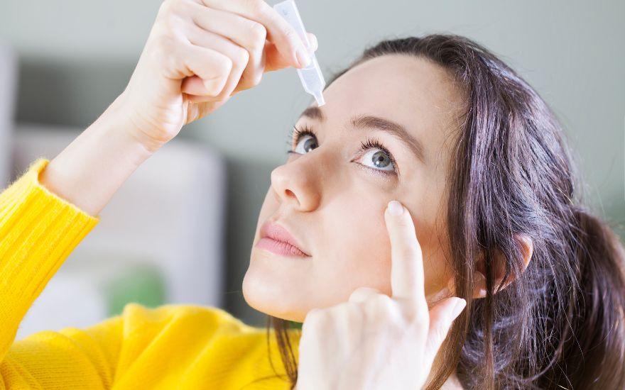 Người bệnh tuyệt đối không tự ý dùng thuốc nhỏ mắt có chứa corticoid để tránh rủi ro đục thủy tinh thể và mù lòa.