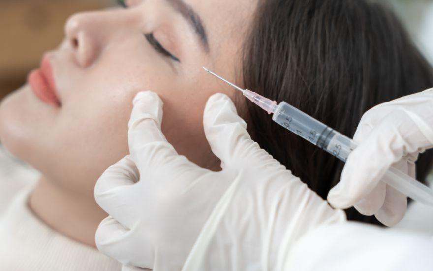 Tiêm chất làm đầy (Filler) là phương pháp y khoa giúp nâng đỡ vùng lõm rãnh lệ, giảm hiệu ứng thâm quầng.