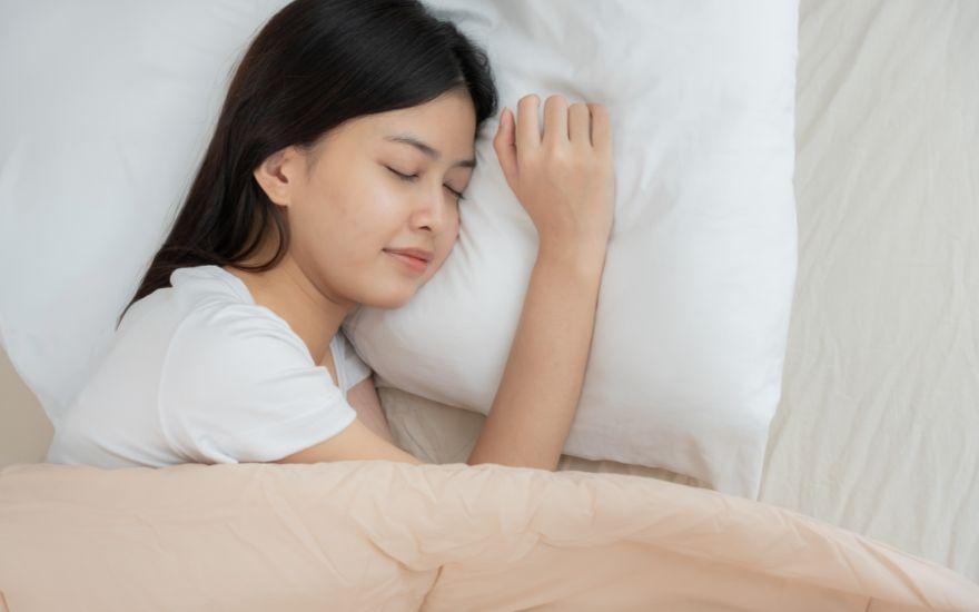 Việc chườm lạnh và ngủ đủ giấc giúp giảm thiểu hiệu quả tình trạng ứ đọng dịch và mạch máu dưới da.