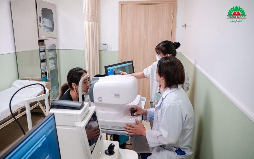 Người bệnh cần đi khám ngay nếu quầng thâm xuất hiện bất đối xứng đi kèm với dấu hiệu mệt mỏi, sụt cân.