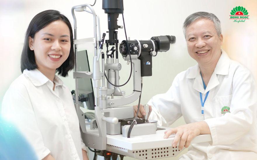 Người bệnh cần đi khám chuyên khoa ngay nếu hiện tượng mờ mắt đi kèm cảm giác đau nhức hốc mắt hoặc thấy chớp sáng bất thường.