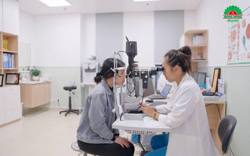 Suy giảm thị lực đột ngột kèm theo cảm giác đau tức hốc mắt hoặc thấy chớp sáng là 