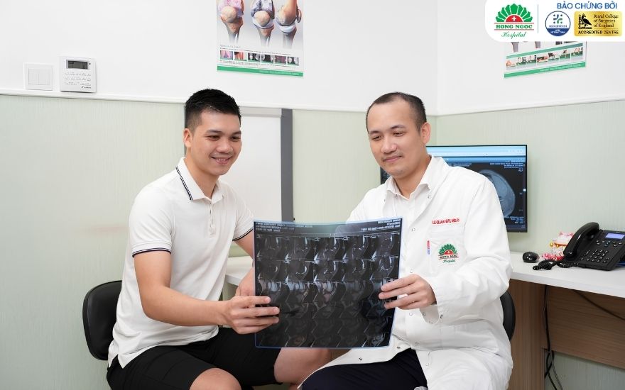 bac-si-danh-gia-van-dong-vai-truoc-khi-xay-dung-huong-dieu-tri.jpg *The doctor assesses shoulder function before developing a treatment plan*