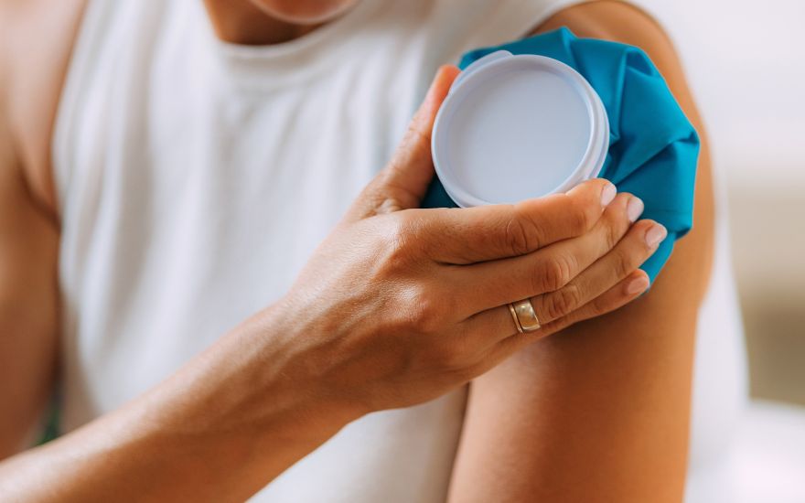 chuom-lanh-co-the-giup-giam-dau-vai-sau-van-dong.jpg *Applying a cold pack may help relieve shoulder pain after exercise*