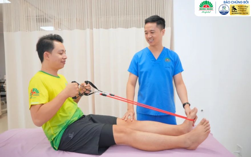 저항 밴드 운동은 발목 주변 근력을 강화하는 데 효과적입니다.