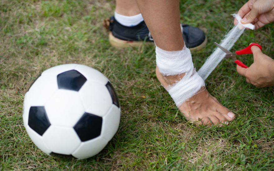 dung-thi-dau-va-xu-tri-som-sau-khi-lat-co-chan.jpg Stop playing and manage the injury promptly after rolling the ankle.