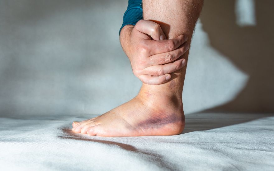 lat-co-chan-khi-doi-huong-gay-dau-sung-va-mat-vung.jpg Rolling the ankle during a change of direction can cause pain, swelling and instability.