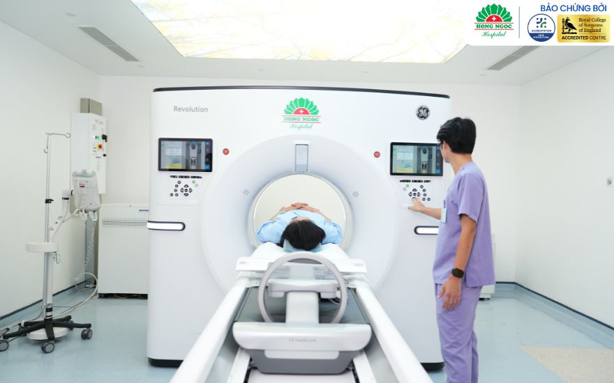 tham-kham-giup-xac-dinh-muc-do-ton-thuong-co-chan.jpg Medical assessment helps determine the severity of an ankle injury.