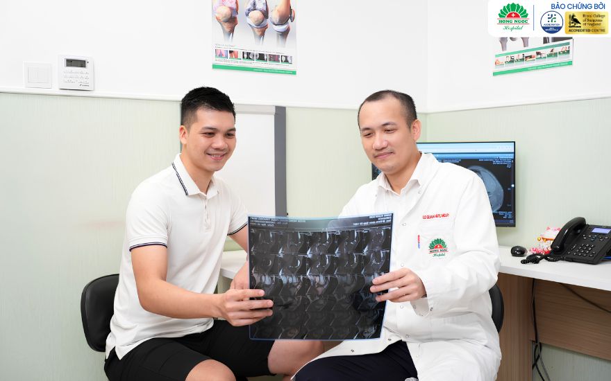전문의가 발목 손상 상태를 평가하고 재활 치료를 진행하고 있습니다.