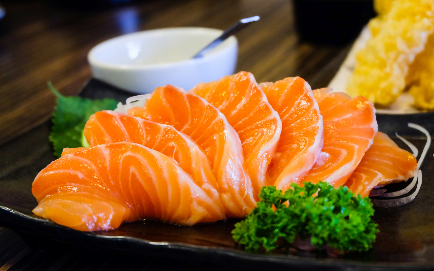 ca-hoi-bo-duong-nguoi-hen.png Cá hồi là một trong những nguồn vitamin D tự nhiên dồi dào.