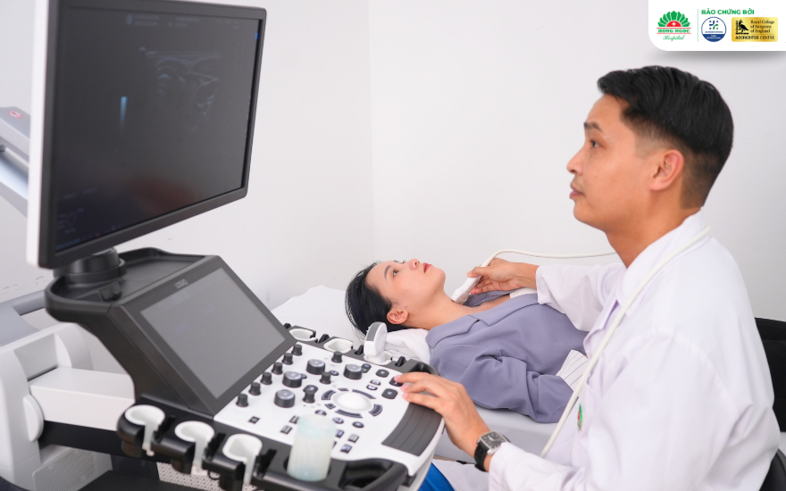 Hệ thống trang thiết bị xét nghiệm hiện đại tại Bệnh viện Đa khoa Hồng Ngọc giúp bác sĩ chẩn đoán chính xác nguyên nhân và cá nhân hóa phác đồ điều trị nội khoa.