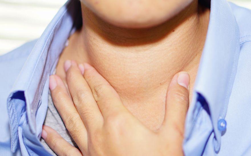 Tuyến giáp phình to (bướu cổ) hoặc các biến đổi ở mắt (mắt lồi) là những thay đổi ngoại hình rõ rệt ở bệnh nhân cường giáp.