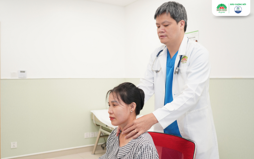 Bác sĩ khám tuyến giáp cho người bệnh