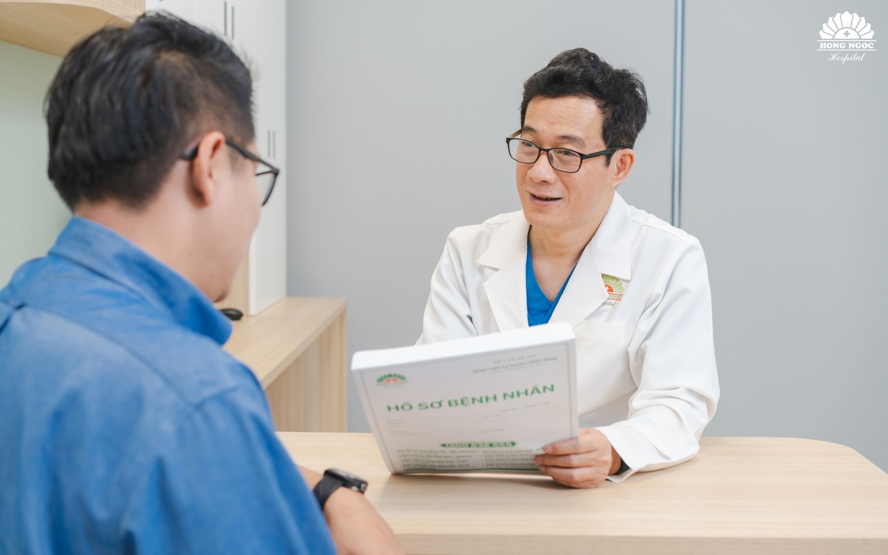 Patients receive detailed counseling on their condition at the Urology Clinic – Hong Ngoc General Hospital.